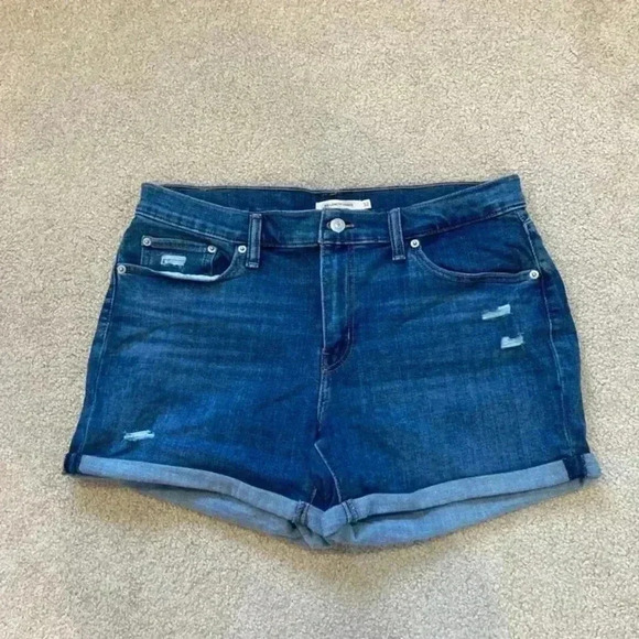 Levi’s mid length shorts in size 32 - Picture 1 of 3